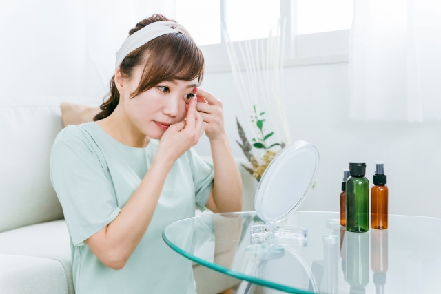 カラコンを装着する女性